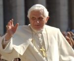 Le_pape_Benoît_XVI_en_agitant
