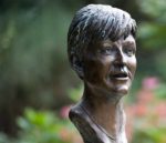 Veronica_Guerin_statue_in_the_gardens_attached_to_Dublin_Castle