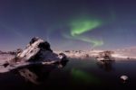 800px-Iceland_lake_Northern_Lights_Unsplash
