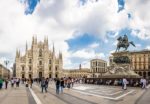 800px-Piazza_Duomo_Milano_-_Nadir_Balma