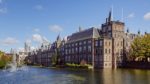 800px-The_Hague_Netherlands_Binnenhof-01