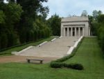 The_monument_at_the_Abraham_Lincoln_Birthplace_National_Historic_Site._-_panoramio